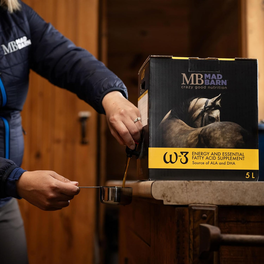 Mad Barn - Aceite W-3 5 L con Omega-3 DHA y Vitamina E Natural | Suplemento Graso para Caballos | Favorece una Piel Sana y un Pelaje Brillante